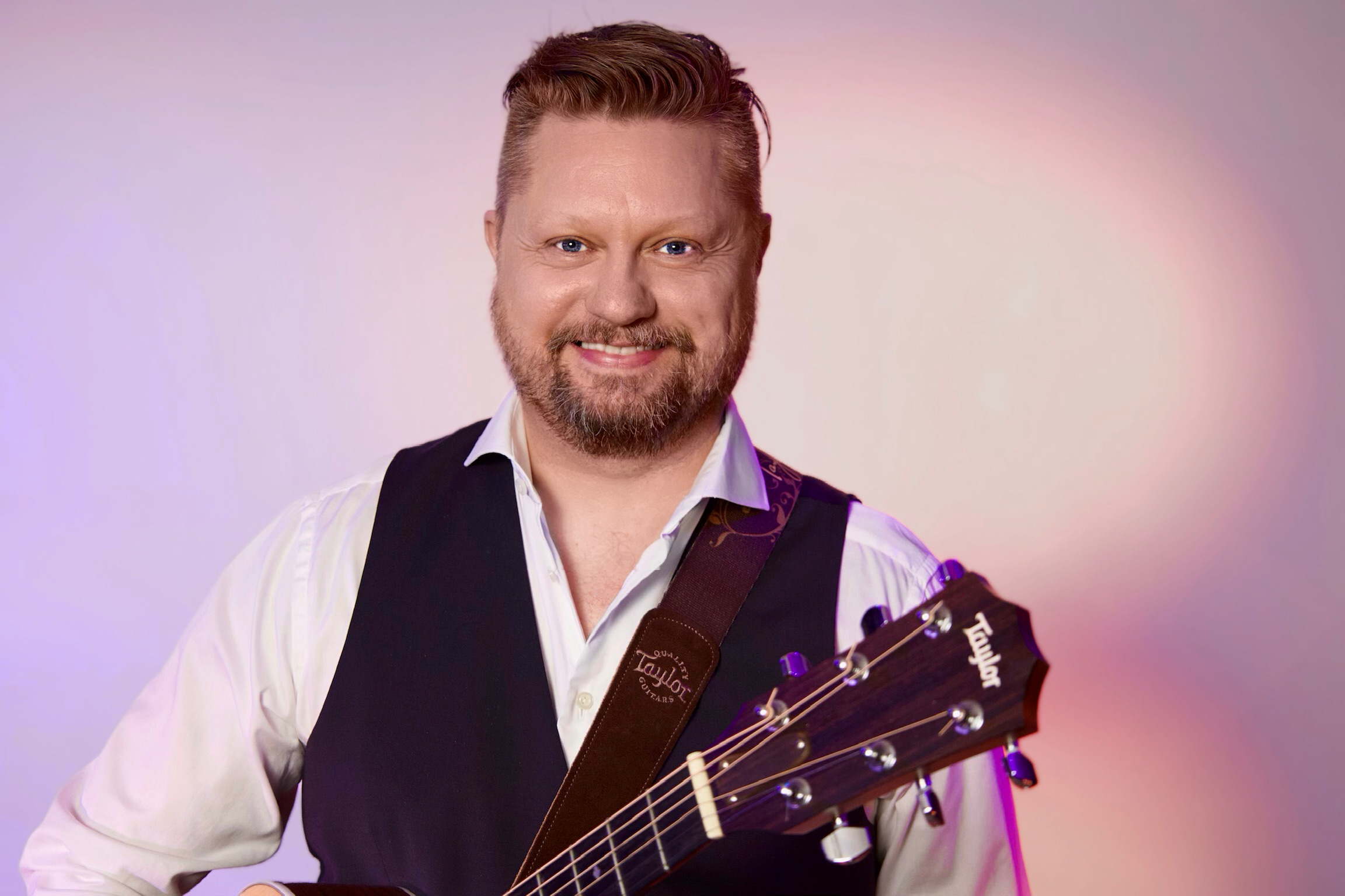 Trubadur Doffe spiller gitar &ndash; livemusikk og underholdning til julebord