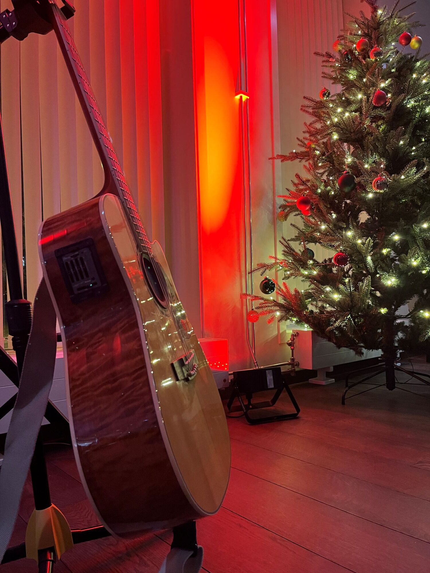 Akustisk gitar ved pyntet juletre &ndash; livemusikk til julebord
